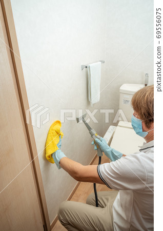 用蒸汽清潔器清潔廁所牆紙 69556075