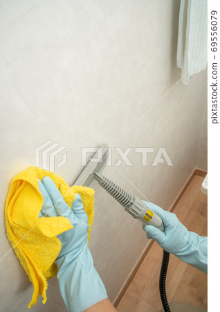 用蒸汽清潔器清潔廁所牆紙 69556079