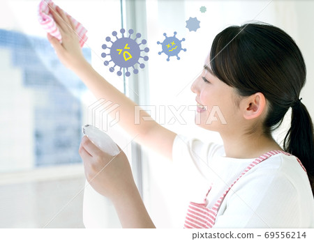 一個女人在圍裙清洗的形象 69556214