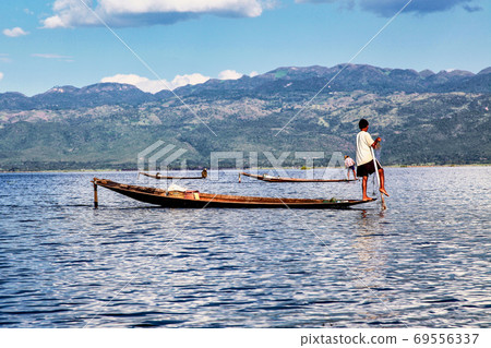 Traditional one Leg Fisher on Inle Lake in Mayanmar, former Burma 69556337