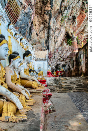Buddha Statues in Yathaypyan Kawgungu Cave, Hpa An , Myanamar Buddha Statues in Yathaypyan Kawgungu Cave, Hpa An , Myanamar 69556354