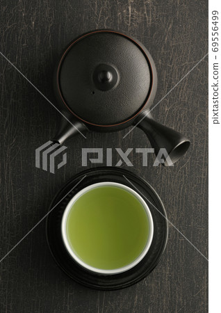 桌上放有熱水飲料和九州 69556499