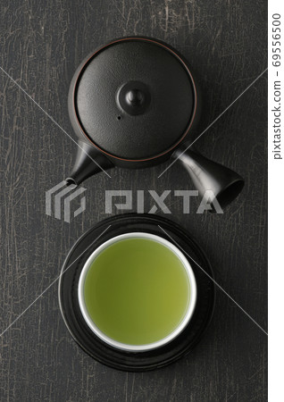 桌上放有熱水飲料和九州 桌上放有熱水飲料和九州 69556500