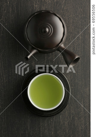 桌上放有熱水飲料和九州 桌上放有熱水飲料和九州 69556506