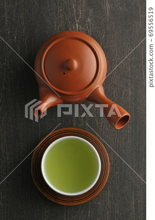 A teacup and a kyusu placed on the table 69556519