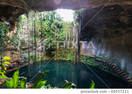 cenote 69557221