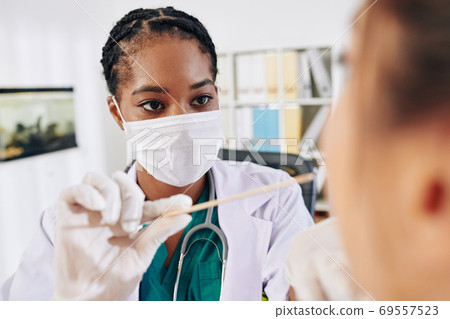 Doctor asking patient to open mouth 69557523