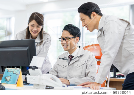Businessman, work clothes, office, computer 69558044
