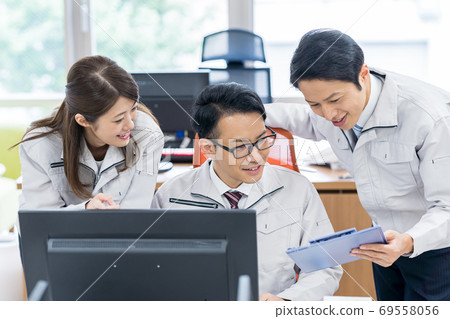 Businessman, work clothes, office, computer Businessman, work clothes, office, computer 69558056
