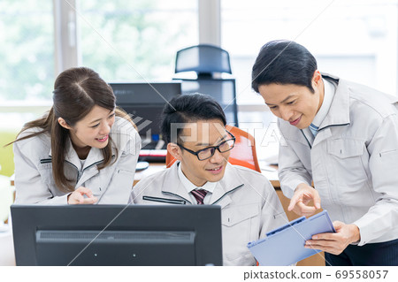 Businessman, work clothes, office, computer Businessman, work clothes, office, computer 69558057