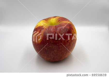白色背景紅蘋果特寫 白色背景紅蘋果特寫 69558639