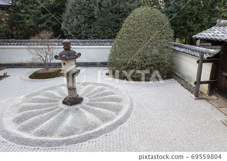 泉宮寺院院，雲林院，幕府將軍捐贈的帶有燈籠和菊花紋的石製花園 69559804