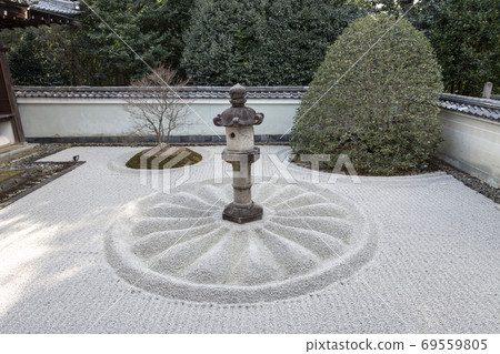 泉宮寺院院，雲林院，幕府將軍捐贈的帶有燈籠和菊花紋的石製花園 69559805