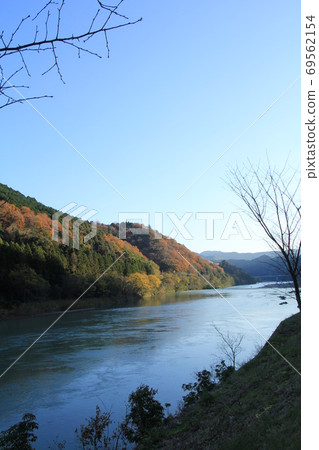 Shimanto River and autumn leaves 69562154