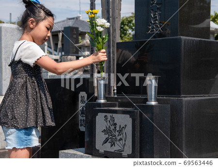 小學女孩參觀墳墓 69563446