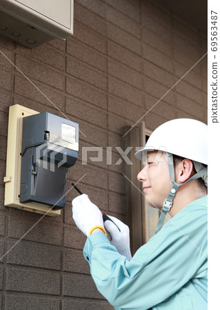 維護電錶的男工人 69563487