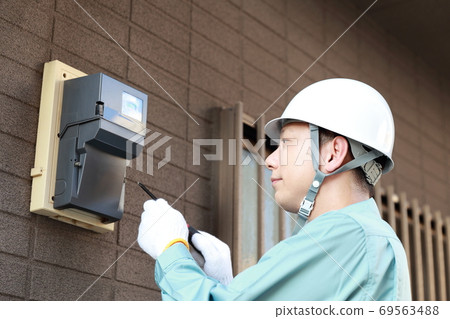 維護電錶的男工人 維護電錶的男工人 69563488