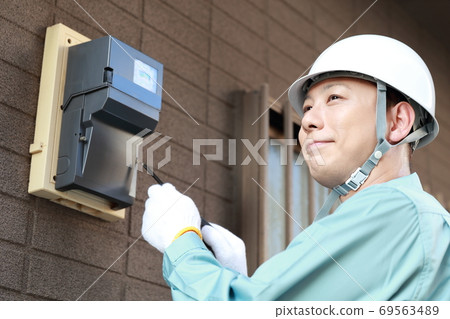 維護電錶的男工人 維護電錶的男工人 69563489