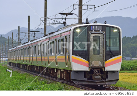 八志幹線村上岩岩町町JR東E129系列B20編隊(新潟) 八志幹線村上岩岩町町JR東E129系列B20編隊(新潟) 69563658
