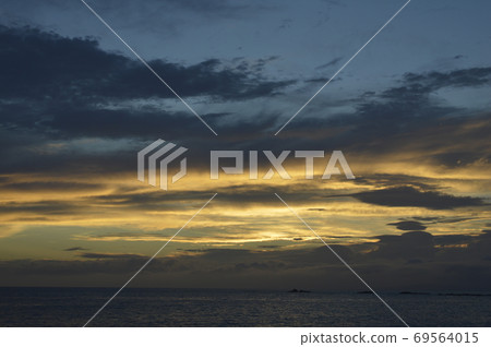 雄偉的雲層和大海在燈光下 69564015