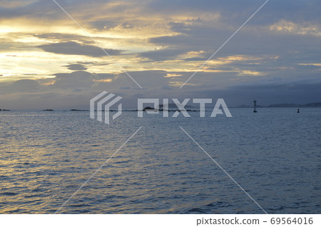 平靜的海面和陽光 69564016