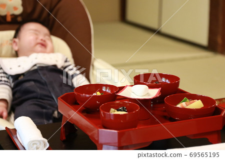 Beginning to eat 69565195