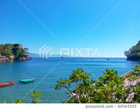Small beach known as paraggi near portofino in genoa on a blue sky and sea background 69565935