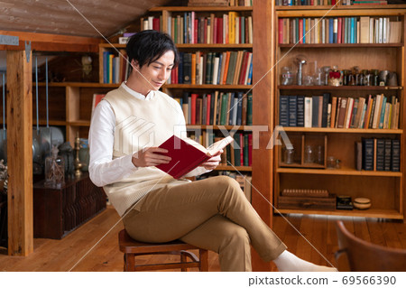 閱讀的秋天：一個微笑的文學青年在屋頂室讀書 69566390