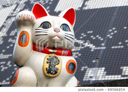 Maneki Neko in Tokoname Aichi, a beckoning cat on the Tokoname pottery walkway Maneki Neko in Tokoname Aichi, a beckoning cat on the Tokoname pottery walkway 69566854