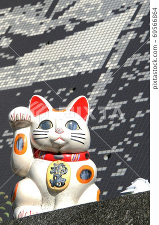 Maneki Neko in Tokoname Aichi, a beckoning cat on the Tokoname pottery walkway Maneki Neko in Tokoname Aichi, a beckoning cat on the Tokoname pottery walkway 69566864