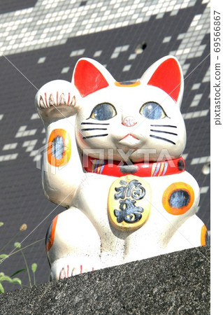 Maneki Neko in Tokoname Aichi, a beckoning cat on the Tokoname pottery walkway 69566867