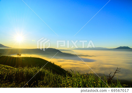 Unkai，在早晨的曙光中看到Unkai的美麗景色，日本，阿蘇Sotowayama，熊本縣，阿蘇2020 69567017
