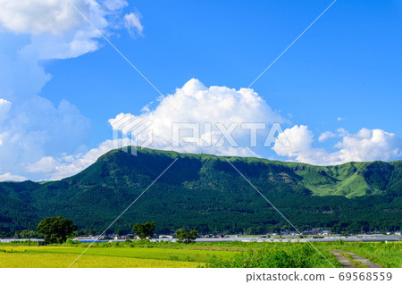 麻生大觀峰磁盤雲(懸掛雲)(K山)最美麗的全景圖日本熊本縣阿蘇市2020 麻生大觀峰磁盤雲(懸掛雲)(K山)最美麗的全景圖日本熊本縣阿蘇市2020 69568559
