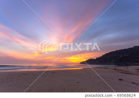 The sun fell on the horizon 69568624