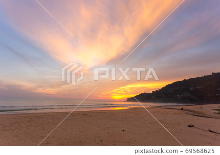 The sun fell on the horizon 69568625