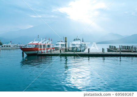 蔚藍的天空美麗的景色湖面停著船隻 69569167