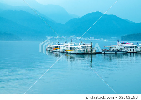 清晨微亮的天空湖面停著船隻 69569168