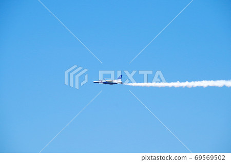 A scene where the smoke of Blue Impulse shines in the bright blue sky ... Sakaiminato City, Tottori Prefecture (clear sky) A scene where the smoke of Blue Impulse shines in the bright blue sky ... Sakaiminato City, Tottori Prefecture (clear sky) 69569502