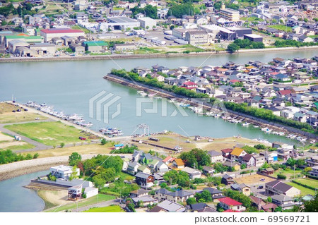 香川縣高松市八島市從八島天橋看到的立石港和八里府的街道 香川縣高松市八島市從八島天橋看到的立石港和八里府的街道 69569721