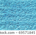Seamless texture of clear water background. Repeating pattern of blue waves with light reflections 69571845
