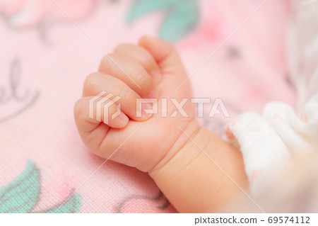 Newborn baby hand 69574112