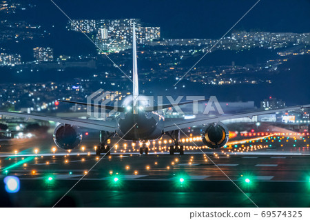起飛前的夜間機場 69574325