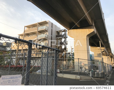 Bicycle parking lot under the elevated railway 69574611