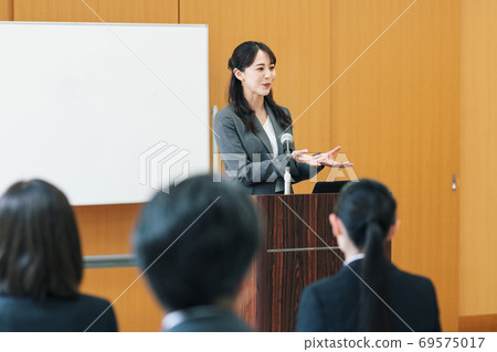 一個女人在一個研討會上演講 69575017