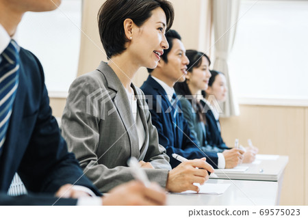 接受培訓的商務人士 69575023