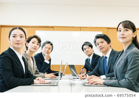 員工在會議上聽 員工在會議上聽 69575054