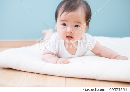 Baby lying on the futon Baby lying on the futon 69575264