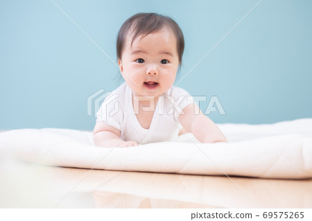 Baby lying on the futon 69575265