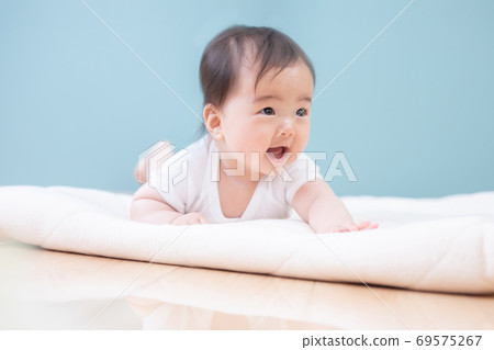 嬰兒躺在被褥上 69575267