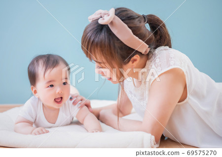 一個帶著嬰兒微笑的女人 69575270